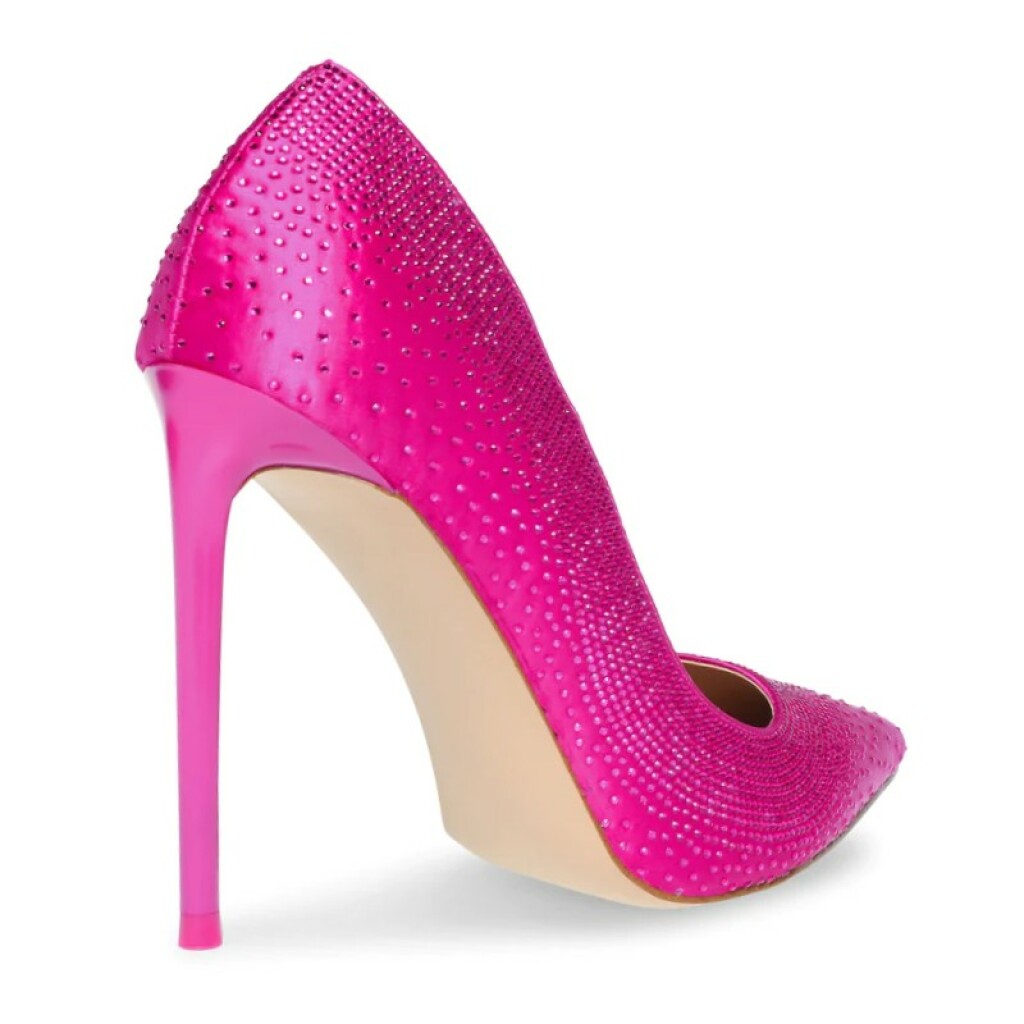 Street style izdanje s ružičastim štiklama