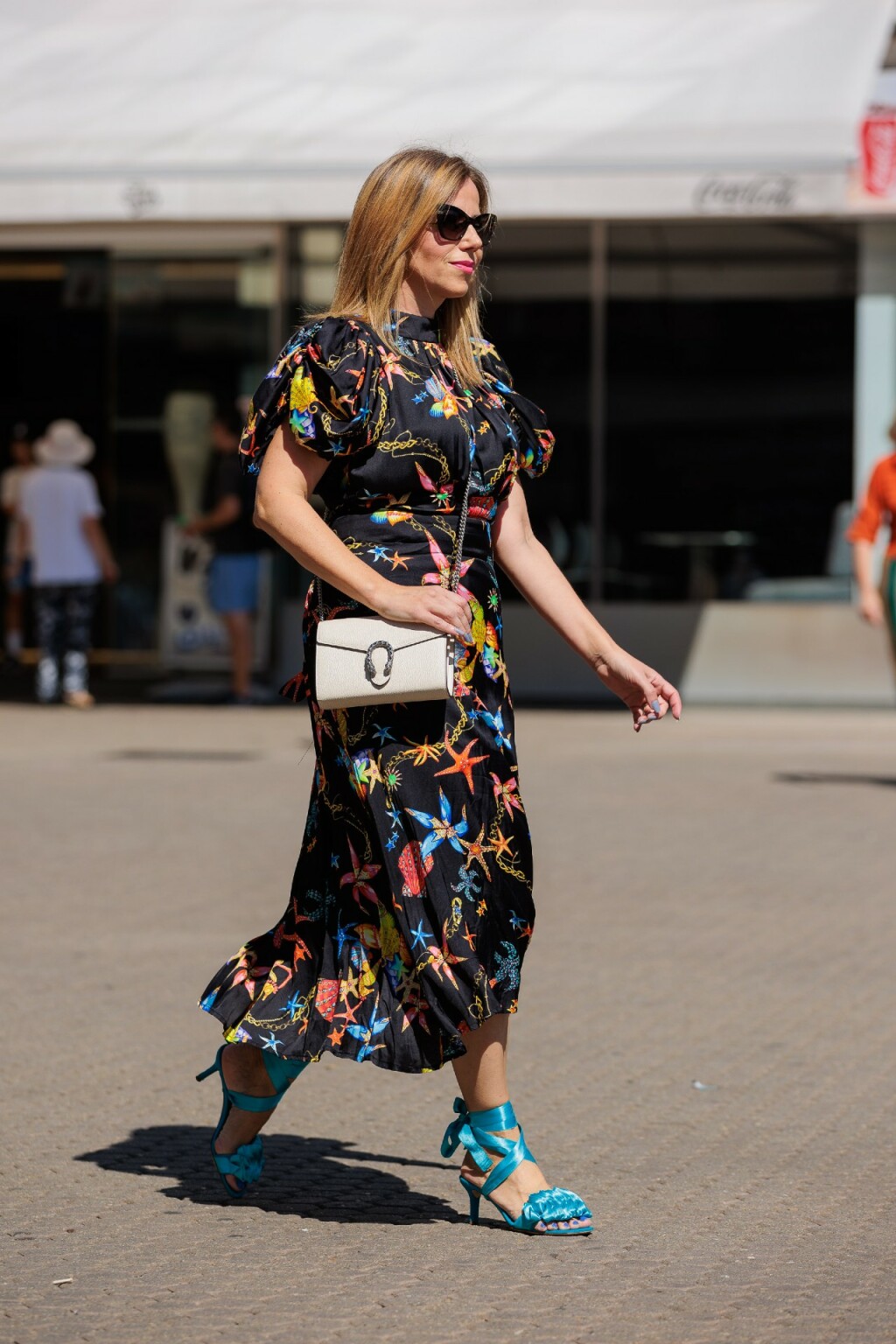 Zgodna dama u sandalama brenda Casadei