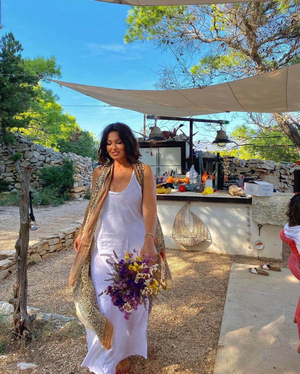 Nina Badrić nosi bijelu pamučnu haljinu dizajnerice Zorane Plenković - 2