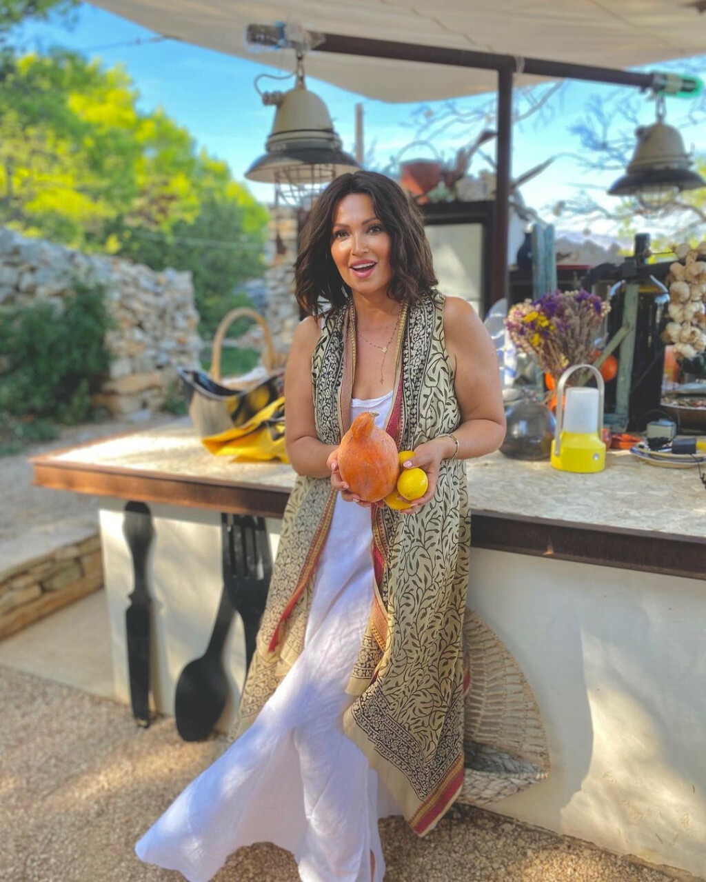 Nina Badrić nosi bijelu pamučnu haljinu dizajnerice Zorane Plenković - 3