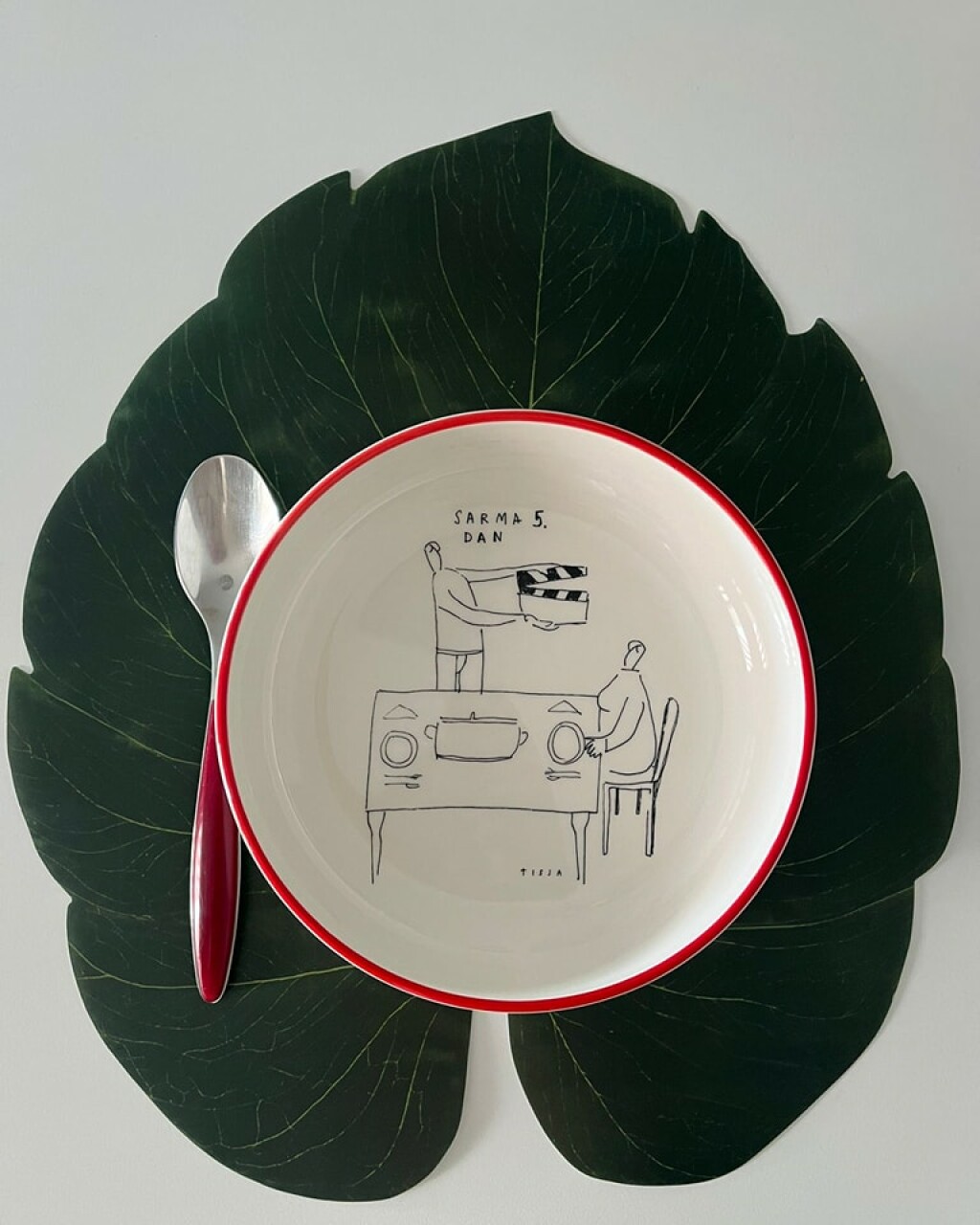 Tisjini Oni na tanjurima