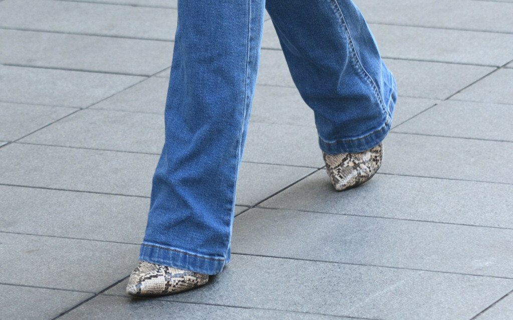 Zagrebačka street stylerica uz traper kombinezon nosi salonke zmijskog uzorka