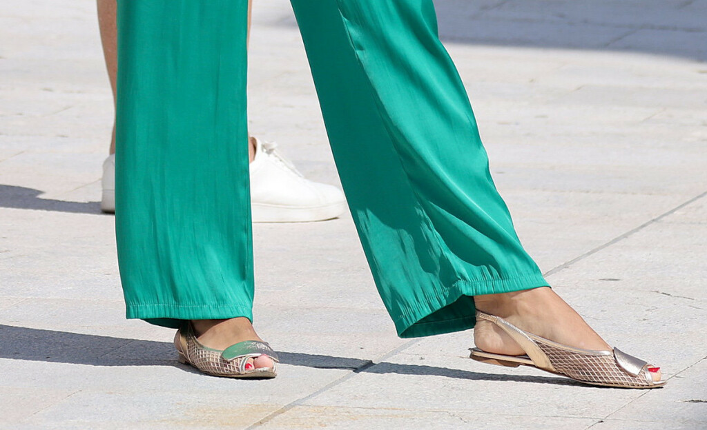 Zadarska street stylerica u tirkiznom kombinezonu i mrežastim cipelama zlatno-bež boje