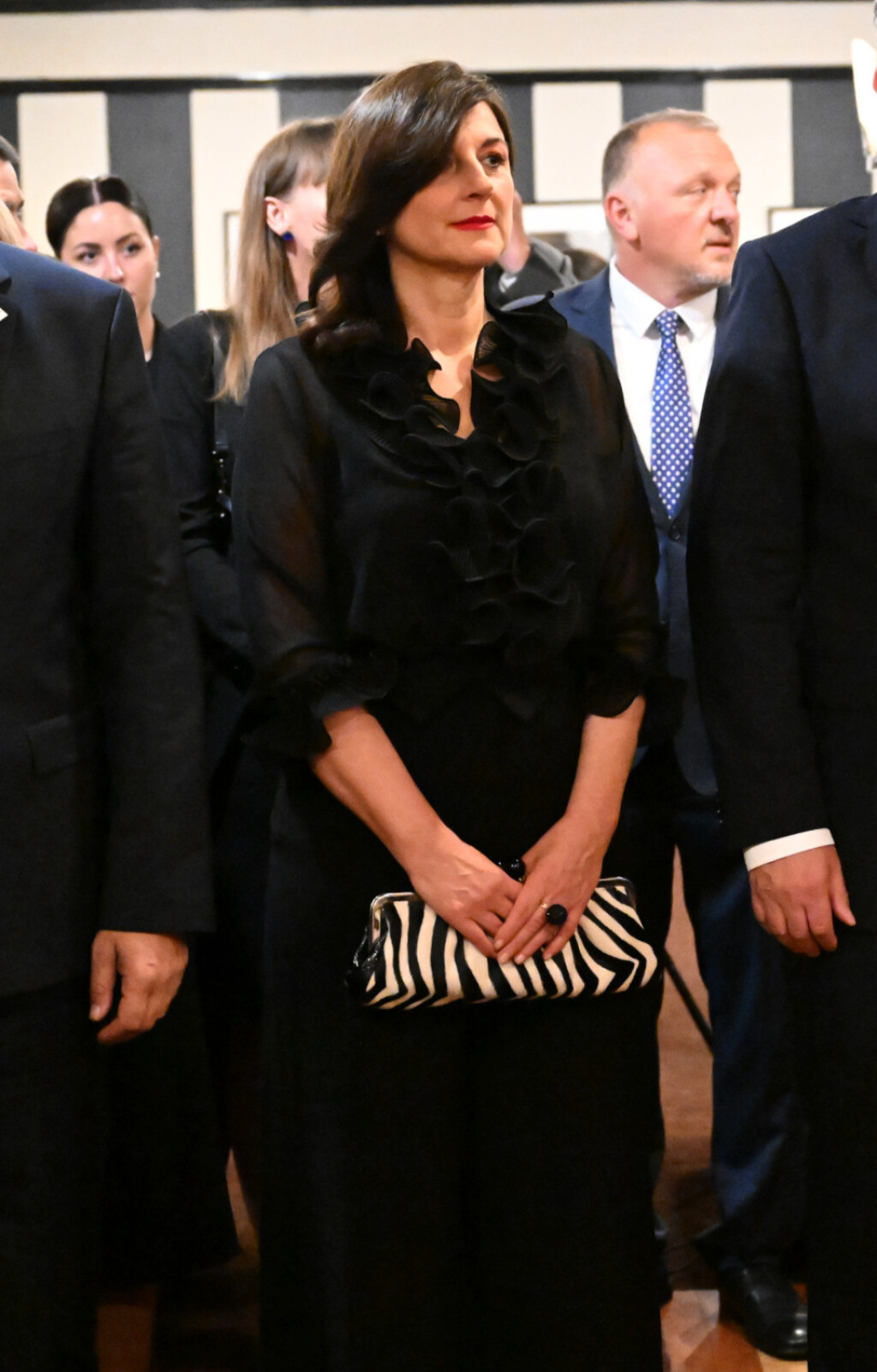 Sanja Musić Milanović u dugačkoj crnoj haljini i torbici sa zebrastim uzorkom - 4