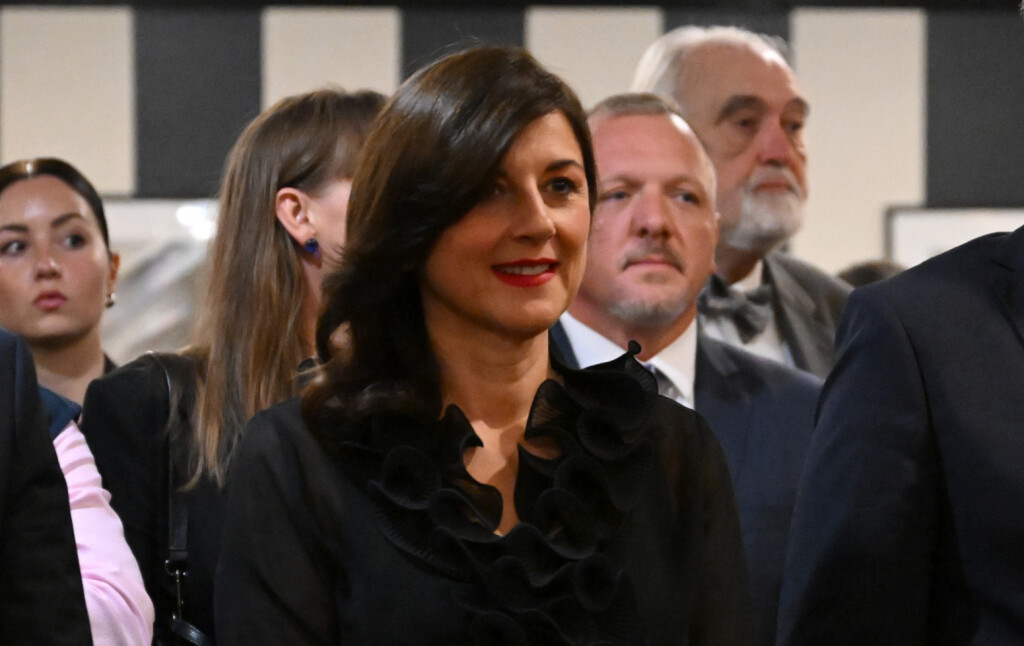 Sanja Musić Milanović u dugačkoj crnoj haljini i torbici sa zebrastim uzorkom - 6