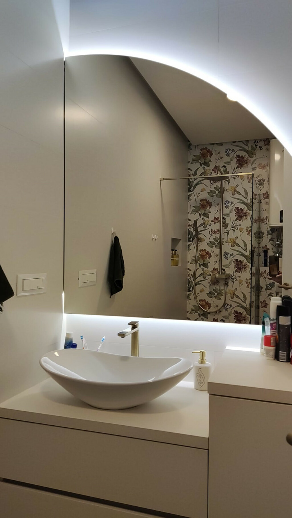 Stan u Kaštel Gomilici u kojem je kupaonica s cvjetnim marazzi pločicama glavna zvijezda - 6