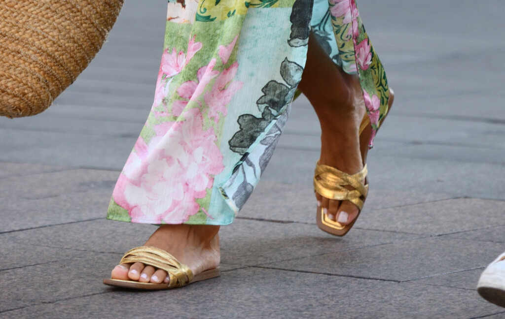 Zagrebačka street stylerica uz maksi haljinu nosi zlatne natikače