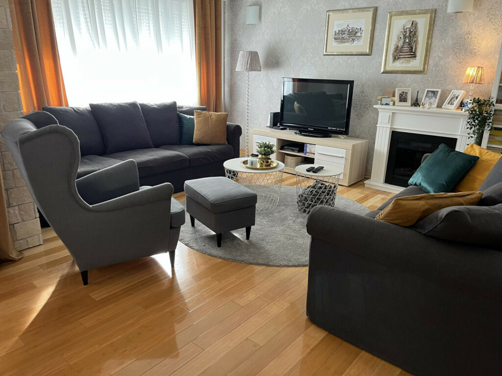 Katarinin dnevni boravak krasi predivan bijeli kamin koji je odlučila staviti jednog Božića