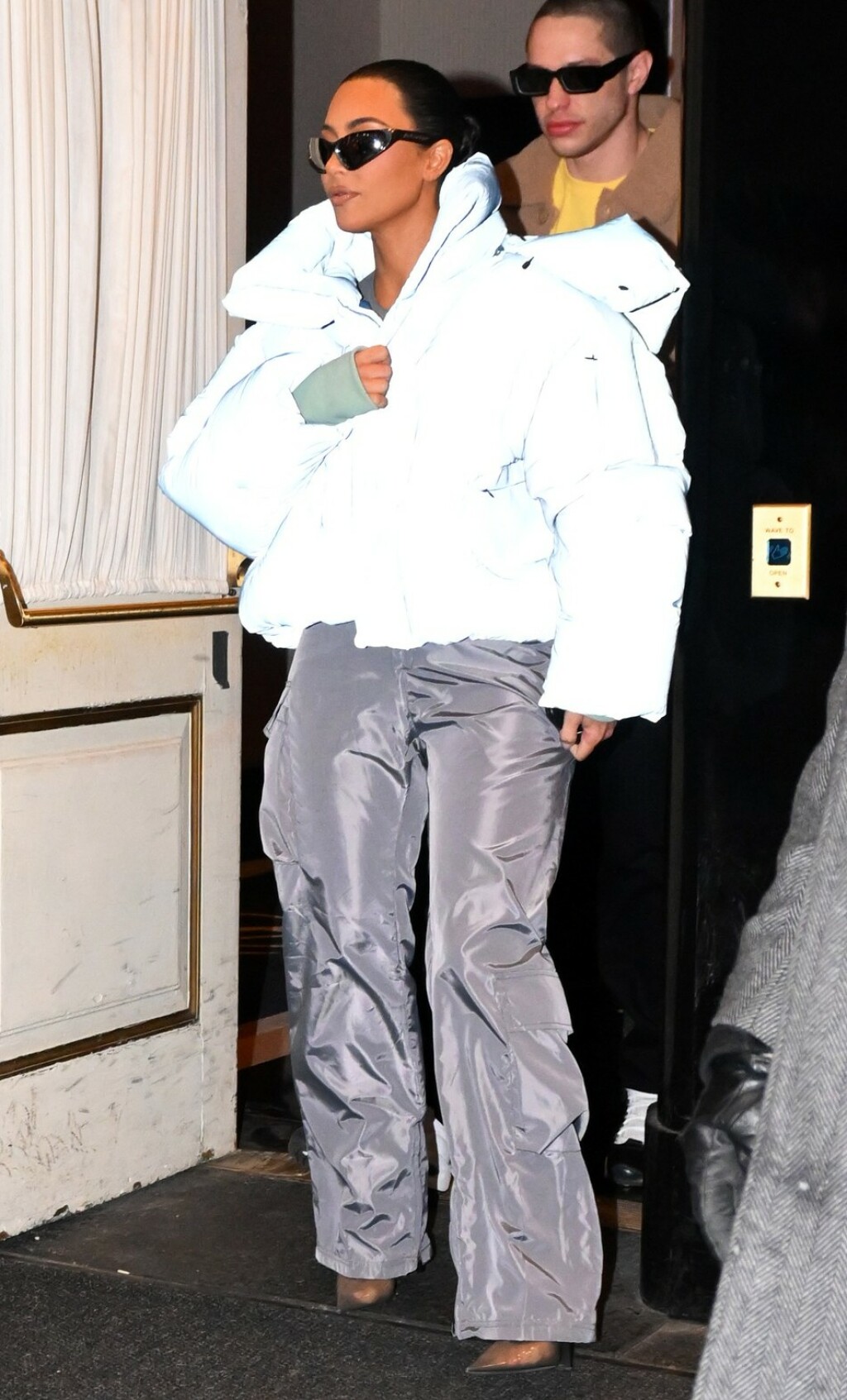 Kim Kardashian u cargo hlačama s metalik finišem
