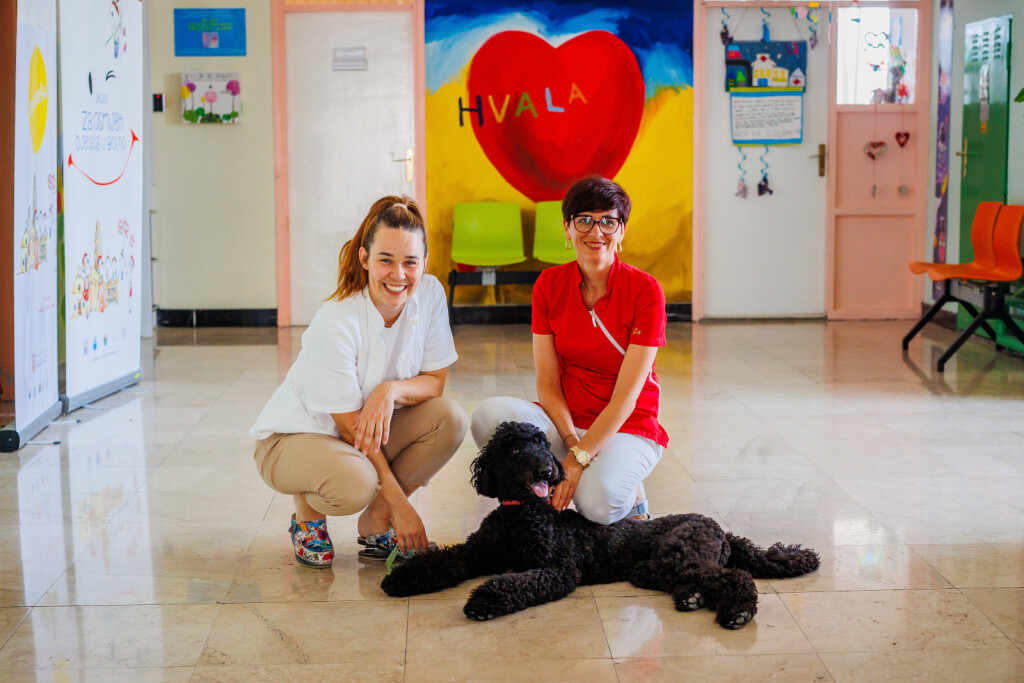 Terapijski pas Dora i terapeutkinja Matea Vidak rade u KBC-u Split - 4