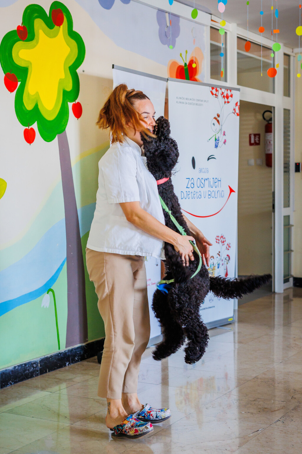 Terapijski pas Dora i terapeutkinja Matea Vidak rade u KBC-u Split - 16