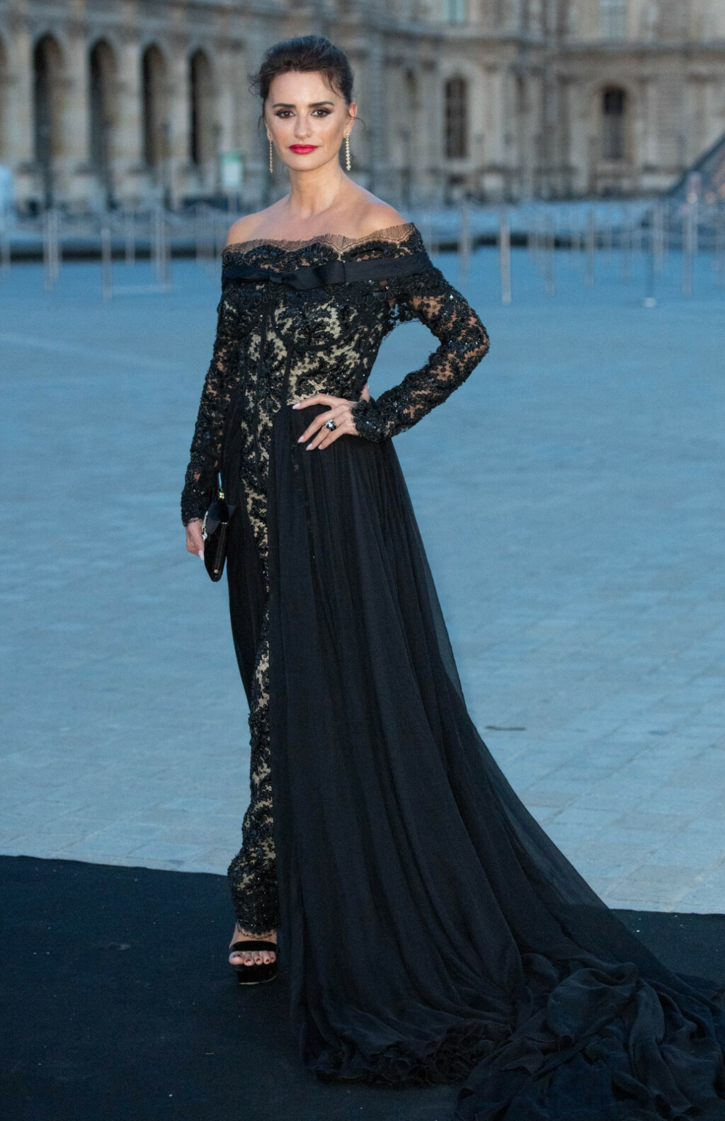 Penelope Cruz u čipkastom kombinezonu na Tjednu mode u Parizu - 1