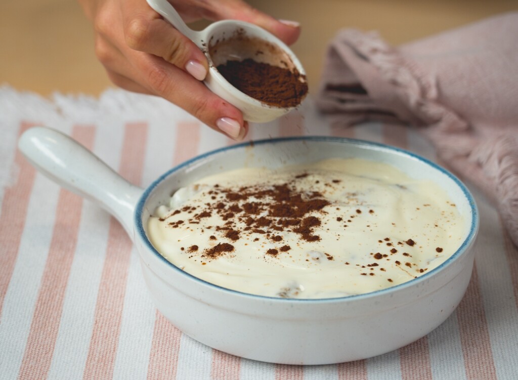 Na samome kraju pomiješati grčki jogurt s medom i staviti na vrh