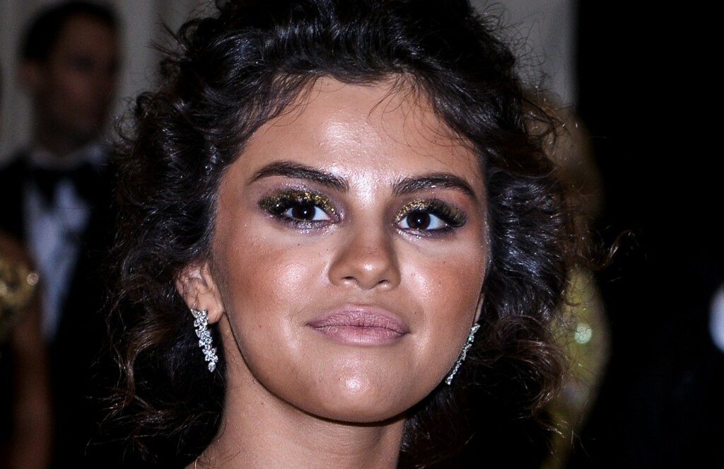Selena Gomez s previše bronzera i rumenila na Met Gali