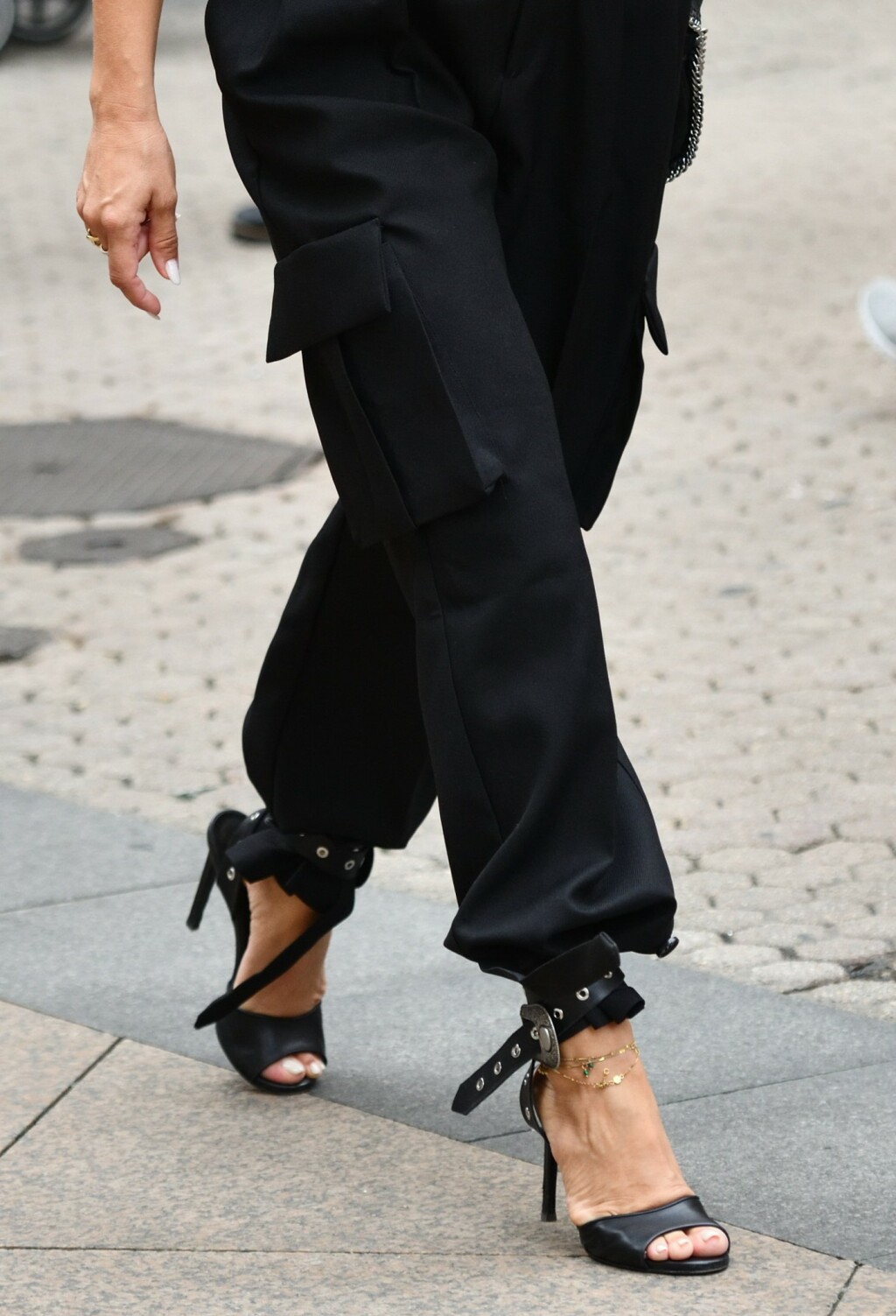 Ljepotica sa zagrebačke špice u crnom od glave do pete