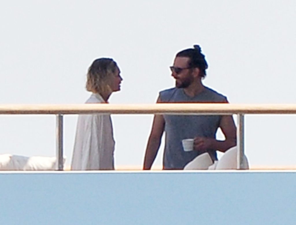 Gigi Hadid, Bradley Cooper - 9