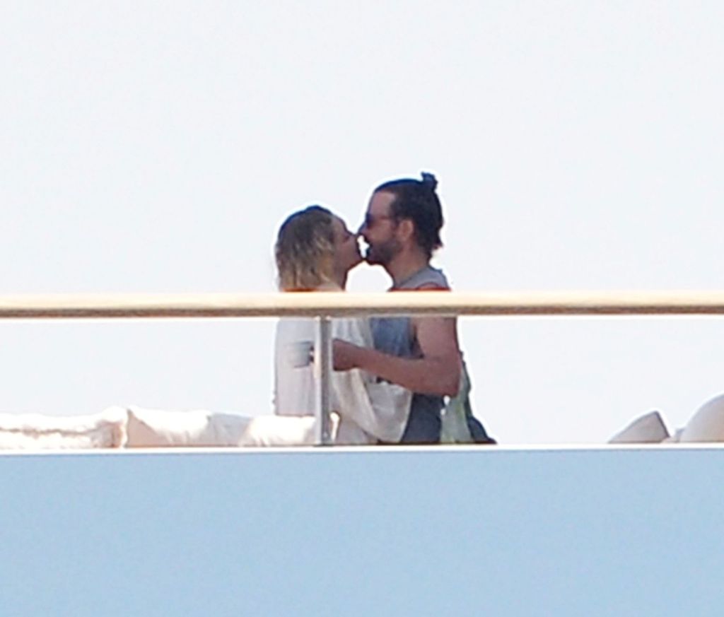 Gigi Hadid, Bradley Cooper - 10
