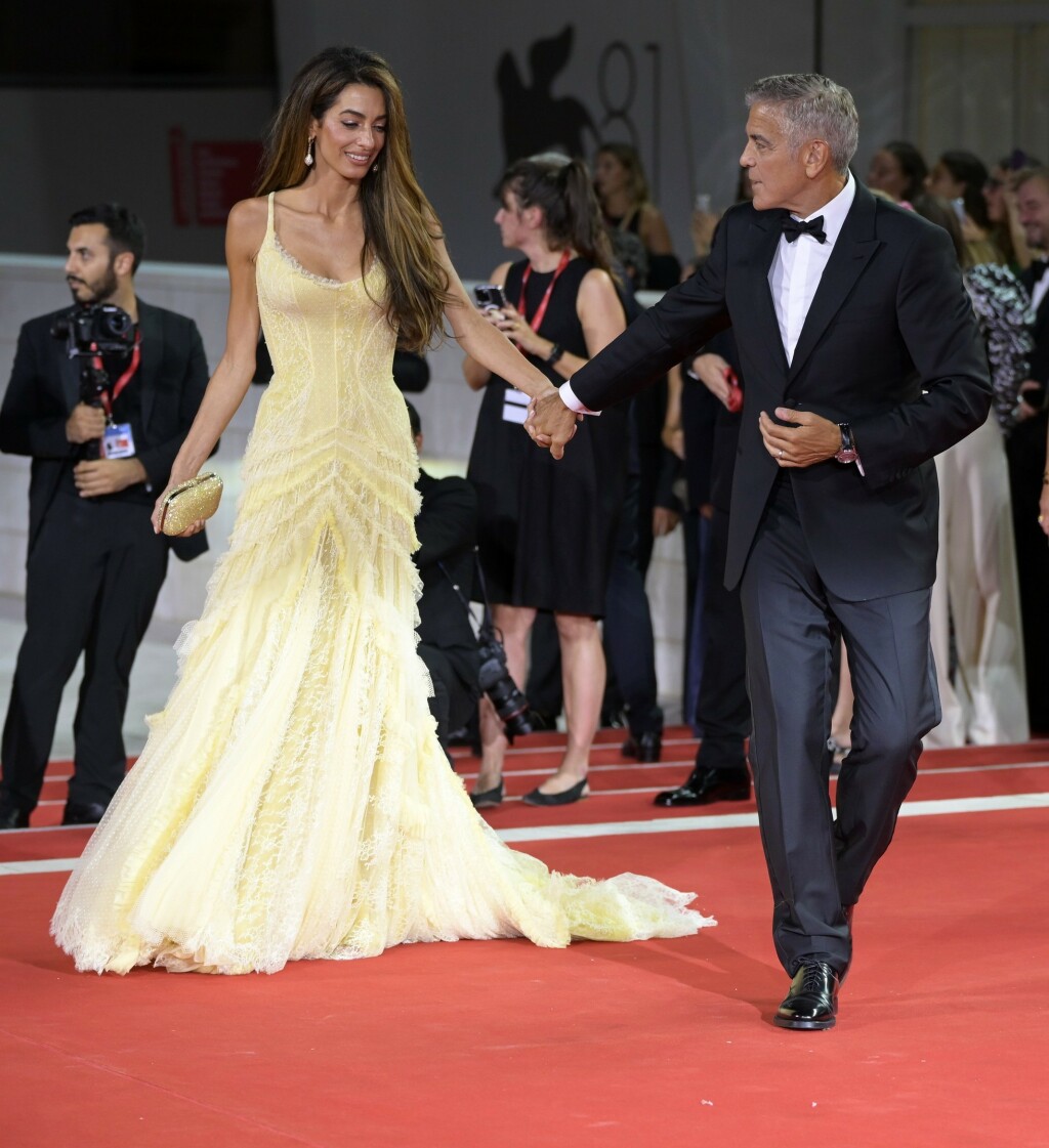 Amal i Geroge Clooney na crvenom tepihu u Veneciji