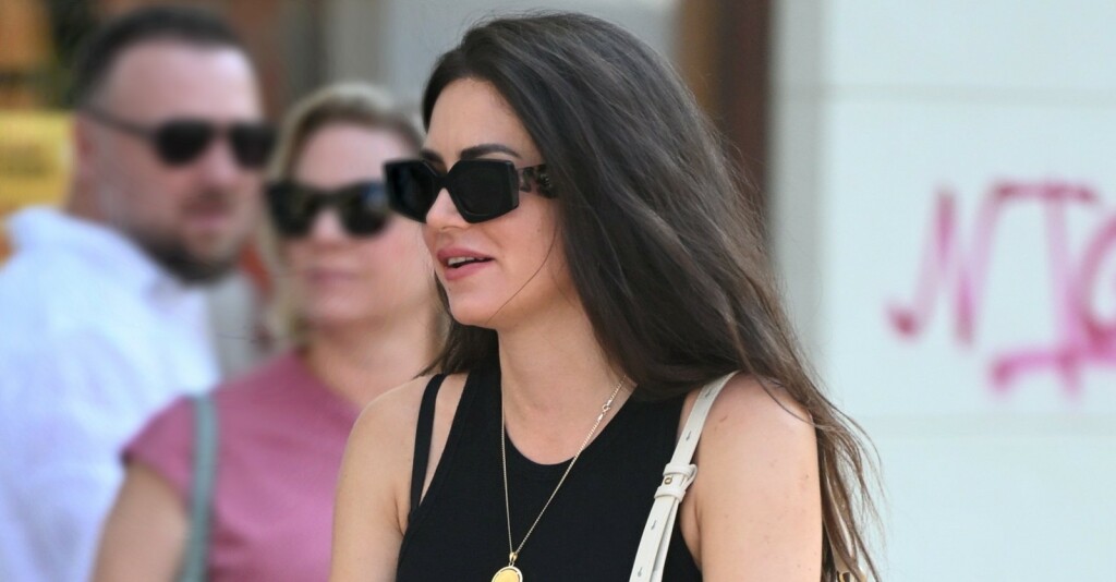 Mama iz centra Zagreba u plisiranoj suknji i natikačama-kaubojkama iz Stradivariusa - 3