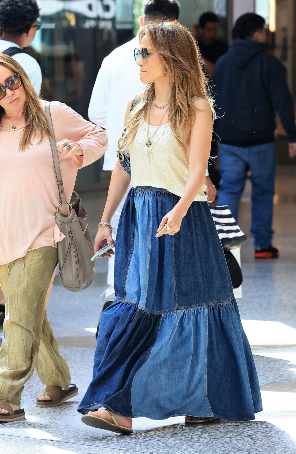 Jennifer Lopez u maksi suknji od trapera - 7