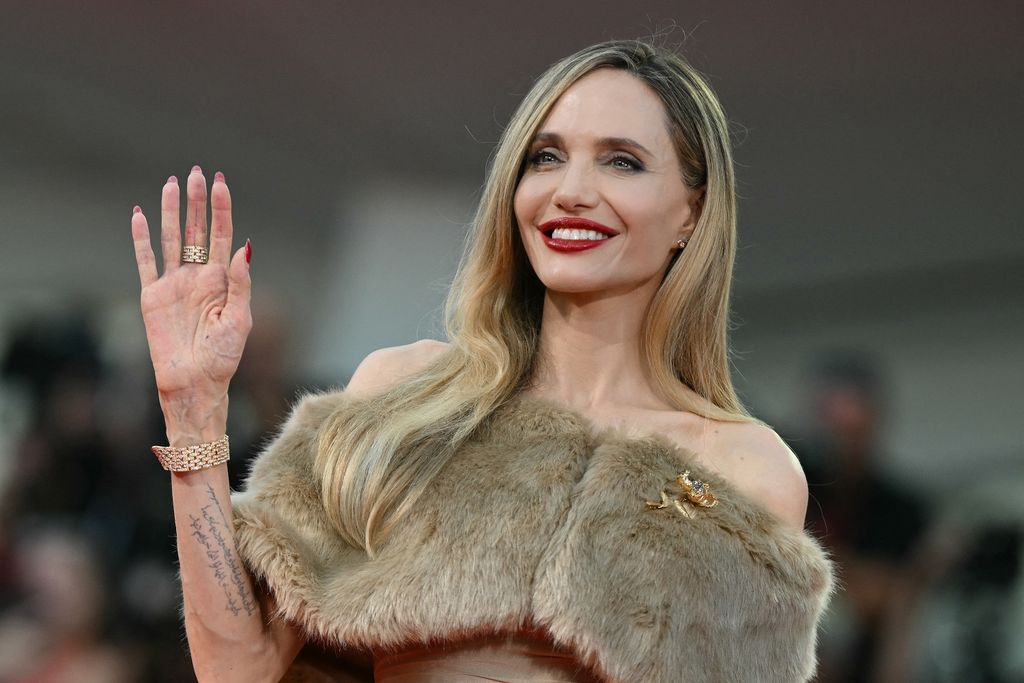 Angelina Jolie - 4