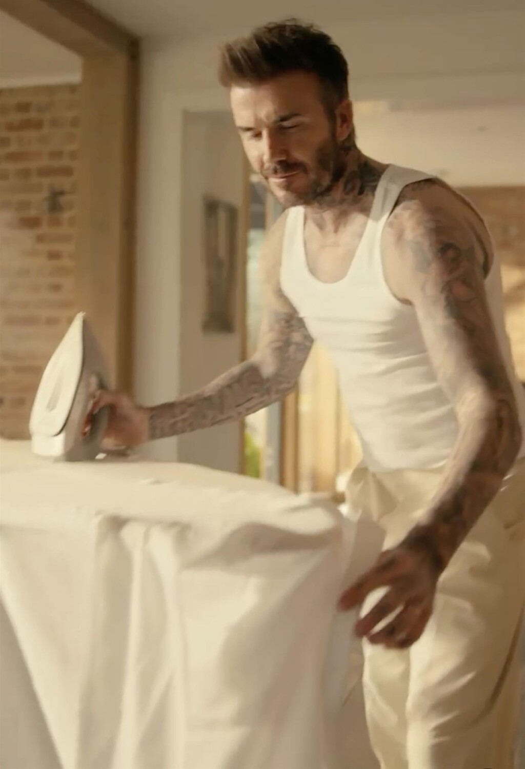 David Beckham neodoljiv je i kad se prihvati pegle