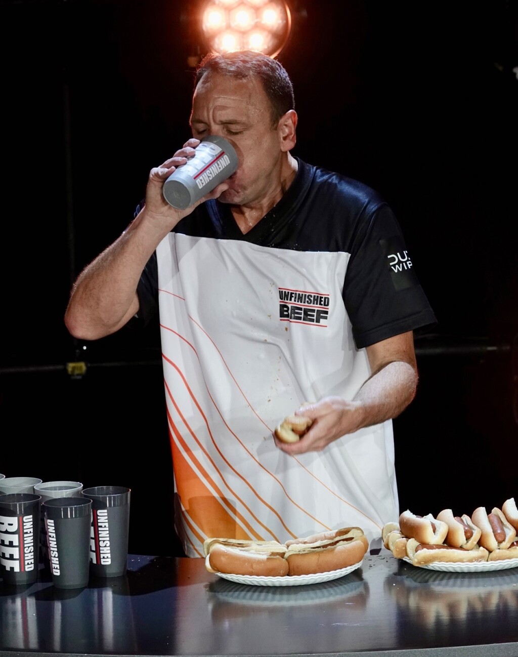 Joey Chestnut je novi rekorder u natjecateljskom jedenju hot dogova