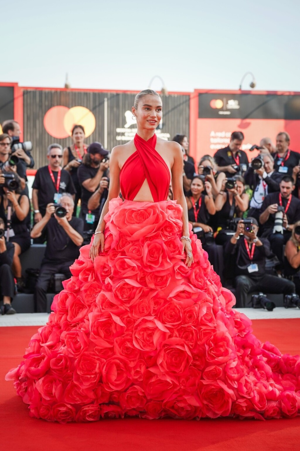 Rose Bertram u raskošnoj crvenoj kreaciji