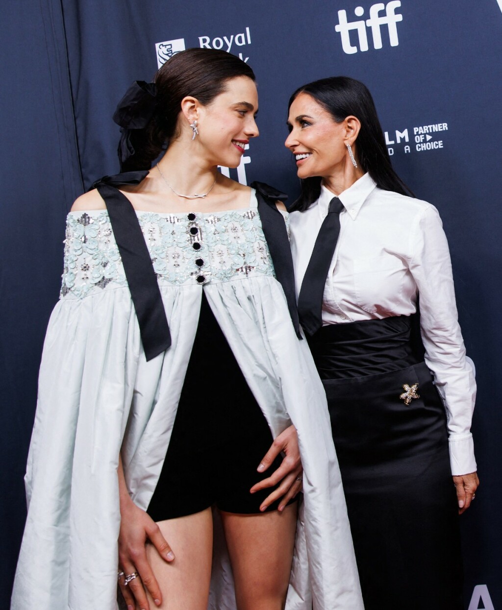 Margaret Qualley i Demi Moore