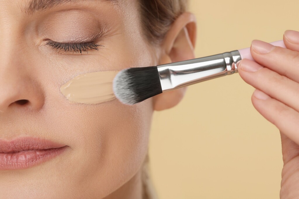 Žena nanosi tekući puder