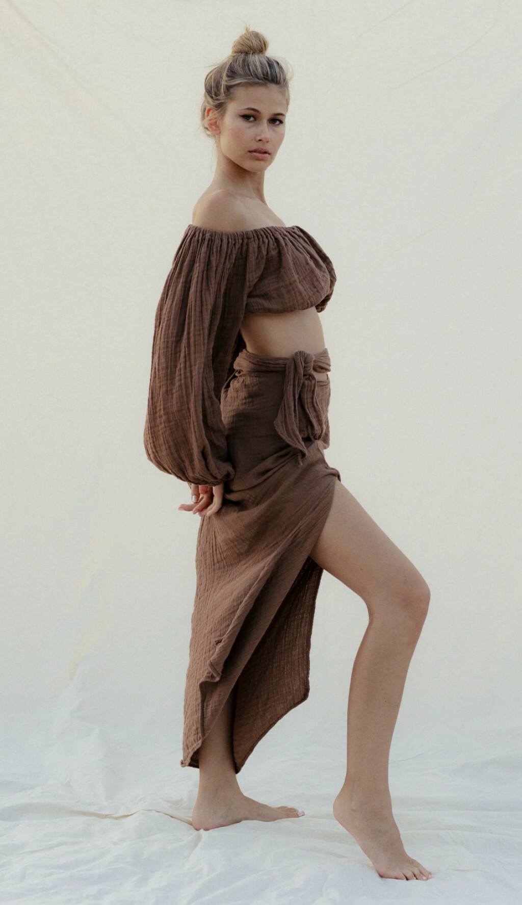 Izabel Kovačić nosi suknju/haljinu Alba iz kolekcije lunilou x izakova