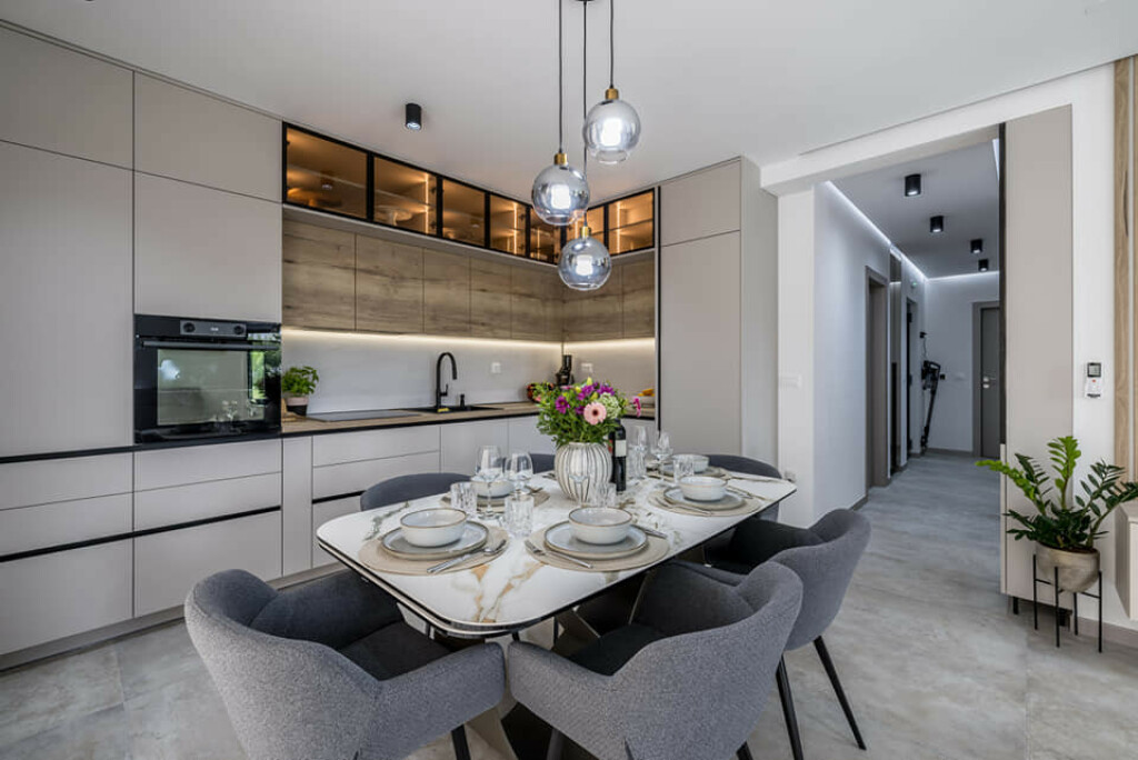 Famozno uređen stan s bazenom u Kaštel Kambelovcu - 9