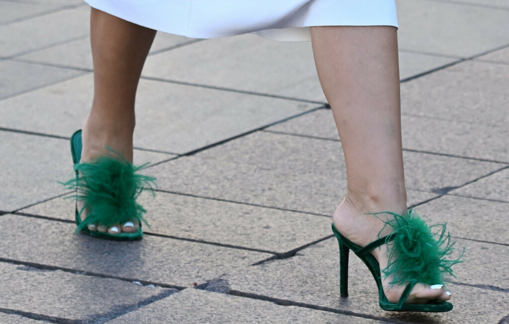 Zagrebačka street stylerica nosi štikle s perjem iz Zare