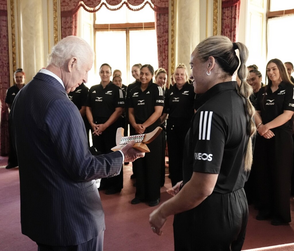 Kralj Charles i članice novozelandske ragbijaške ekipe