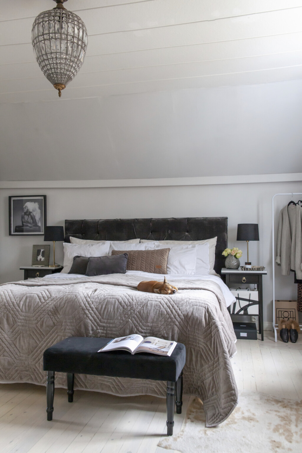 Spavaće sobe s klupicom ispred kreveta