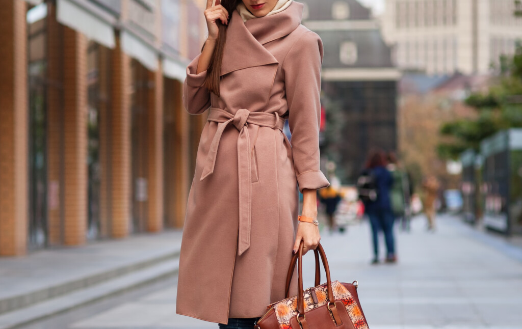 Žena u jesenskom kaputu