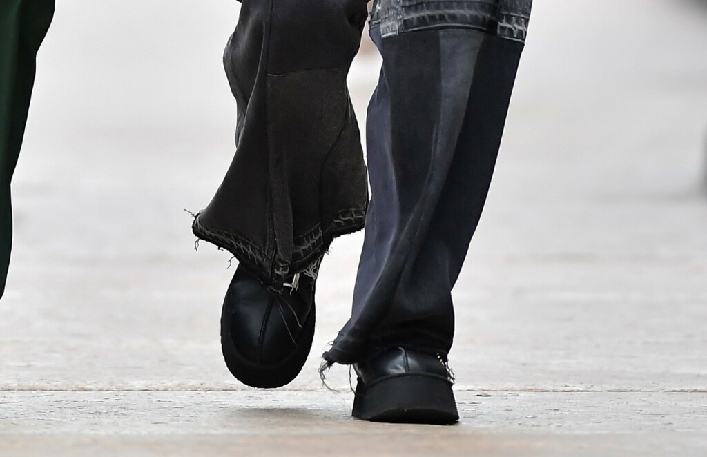 Blake Lively uz široke traperice nosi robusne cipele