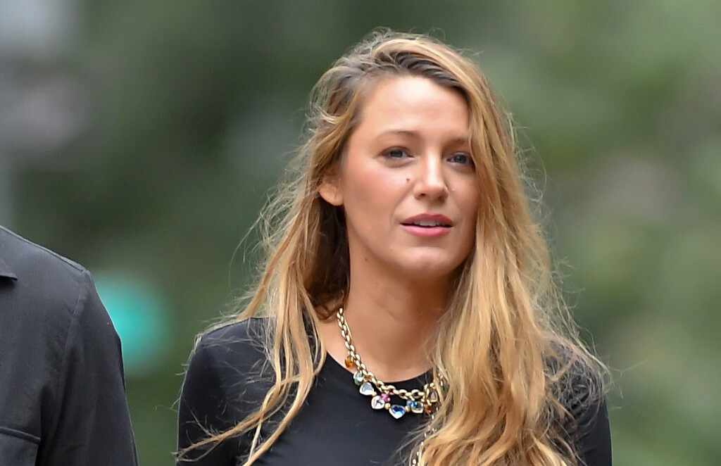 Blake Lively u širokim crnim trapericama i robusnim cipelama - 4
