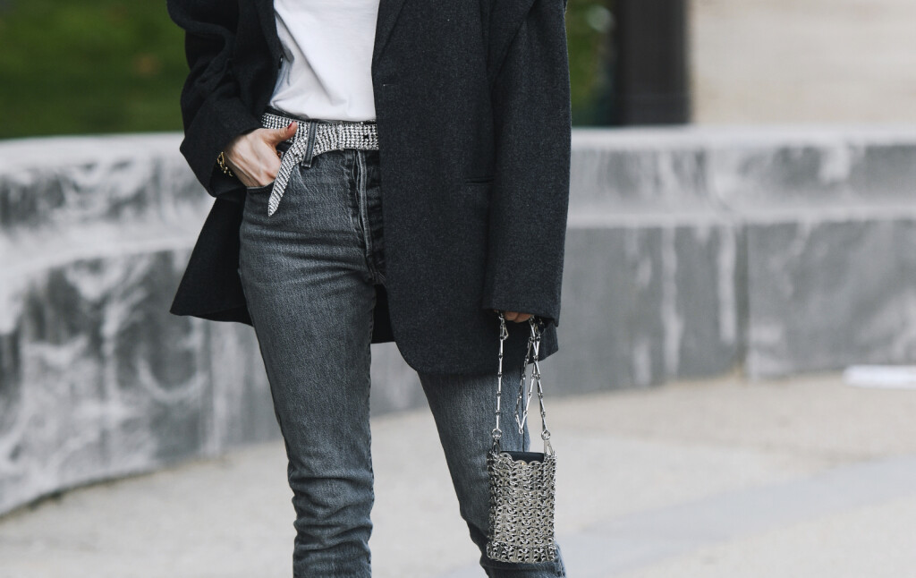 Žena u sivim trapericama