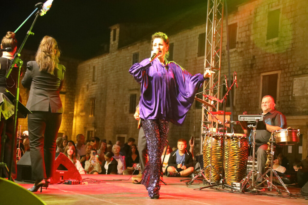 Doris Dragović u ljubičastom stajlingu na koncertu u Starigradu