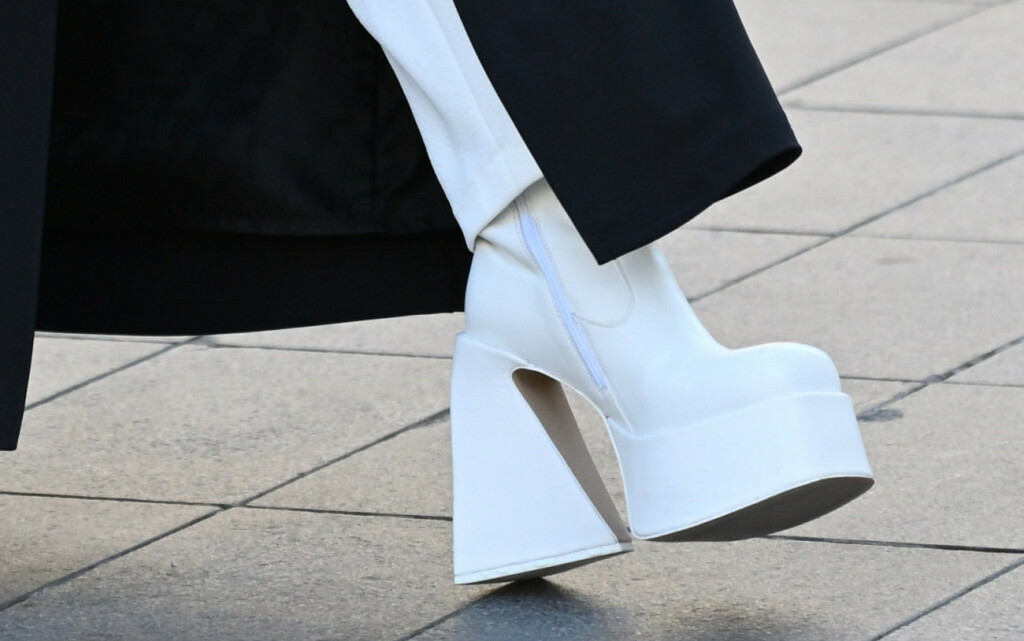 Mirela Holy u bijelim platformama na zagrebačkoj špici