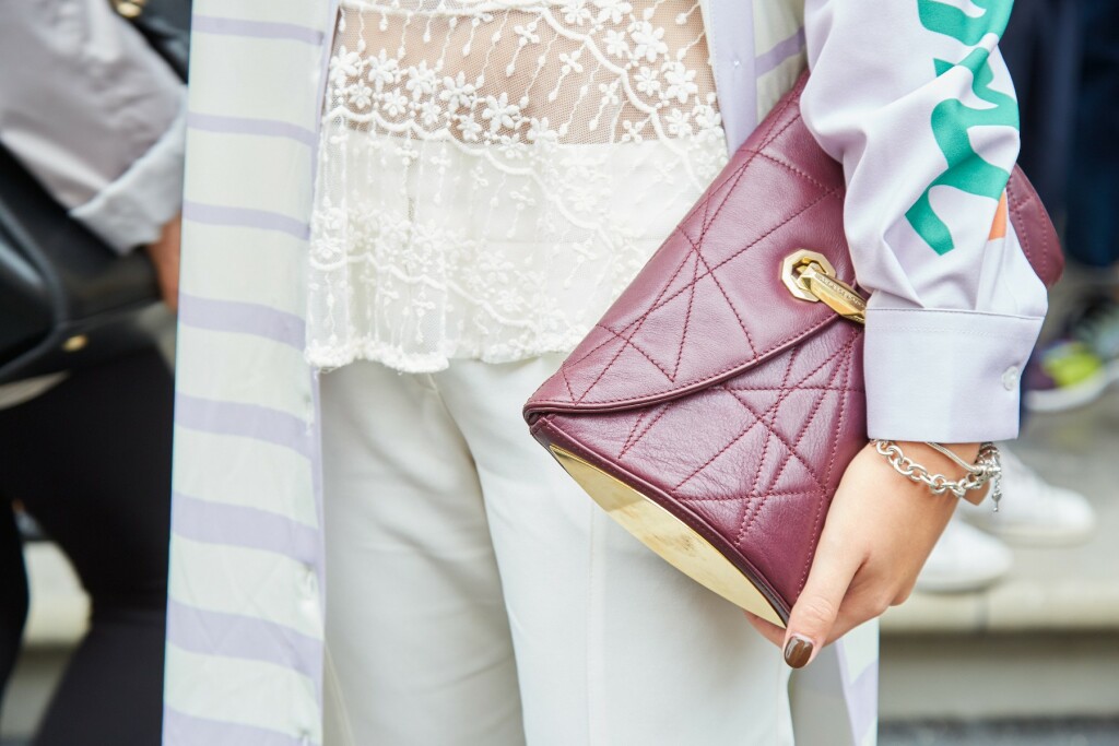 Kombinacije možete upotpuniti dodacima u bordo boji