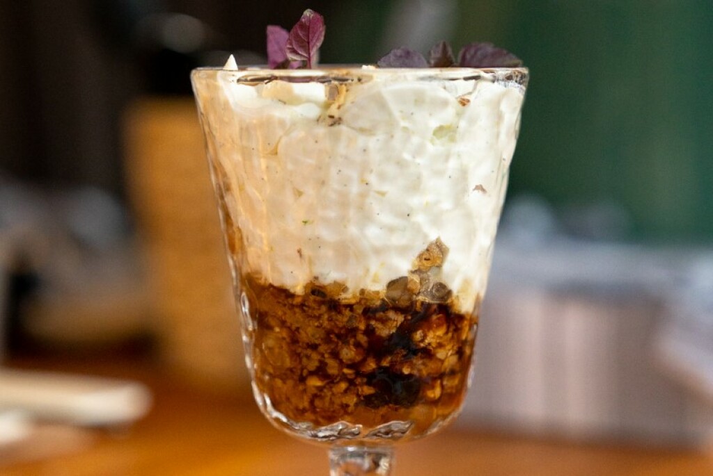 Krema s mascarponeom i agrumima, crumbleom od lješnjaka i kavom