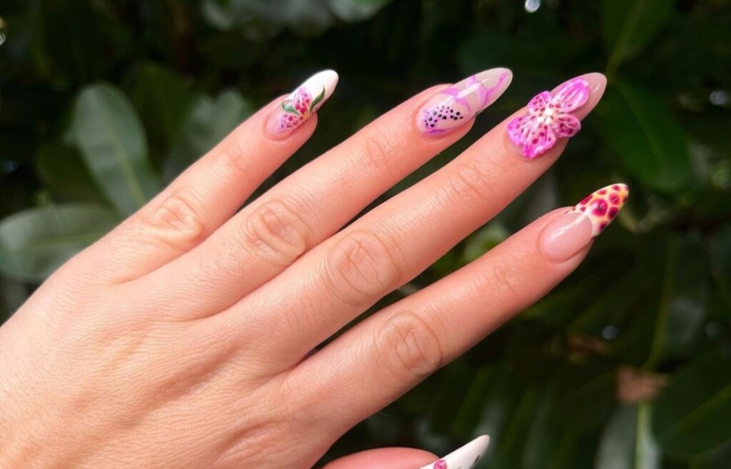 Nokti s uzorkom orhideje