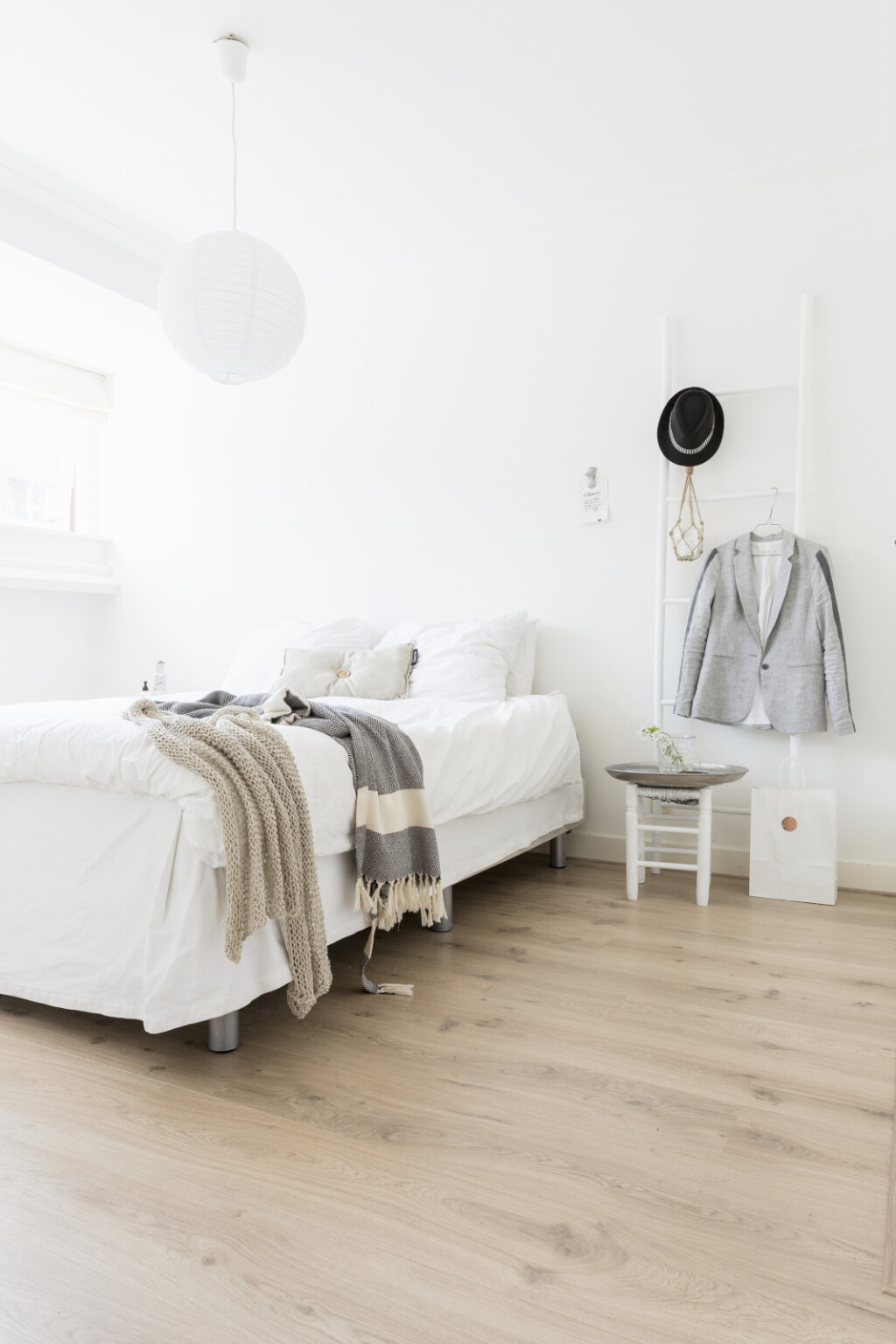 Bijela i svijetlo drvo kombinacija su iz snova, a znaju to i vlasnici ove šarmantne kuće u kojoj je sve uređeno tip-top