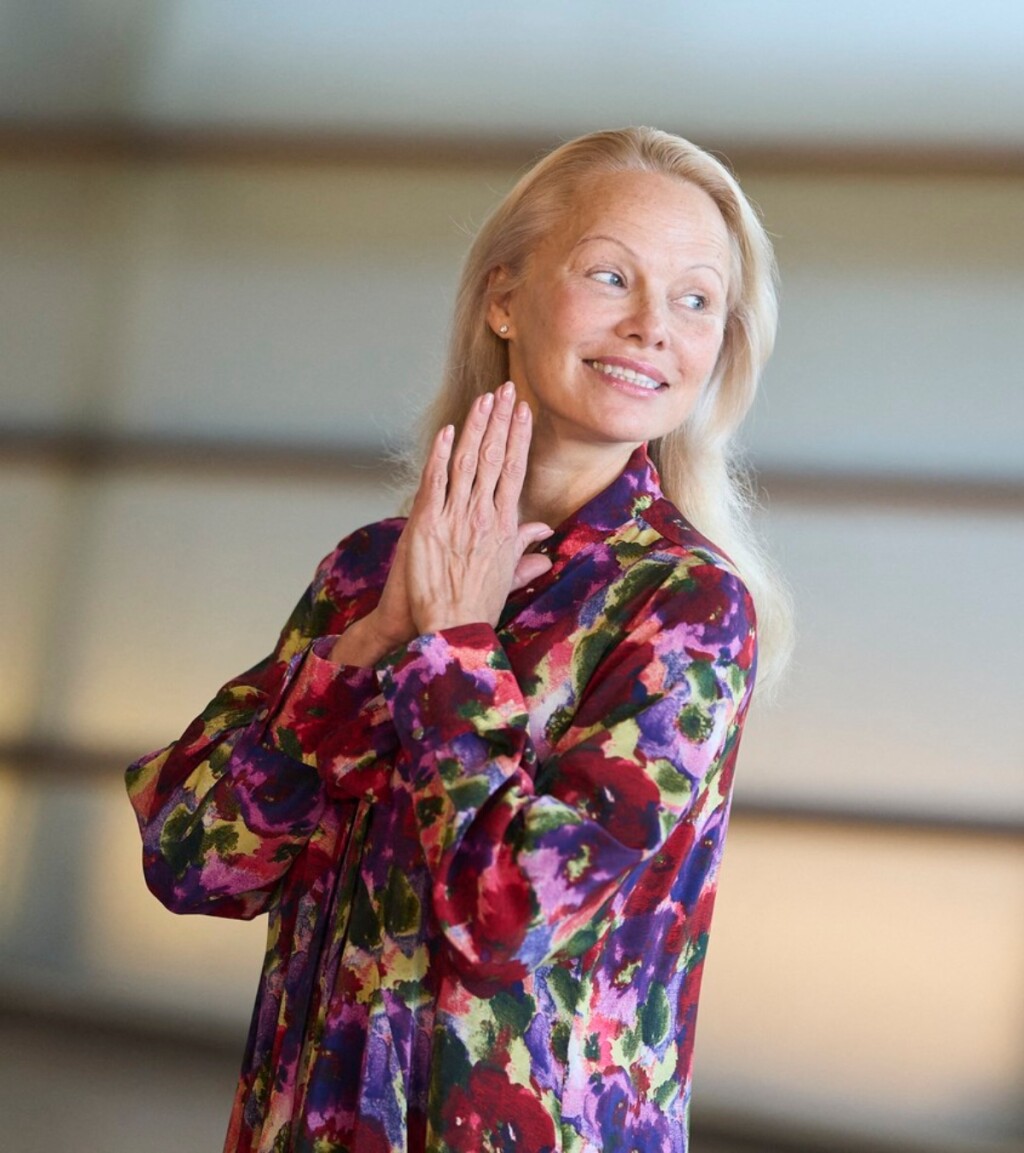 Pamela Anderson u cvjetnoj haljini i bez šminke