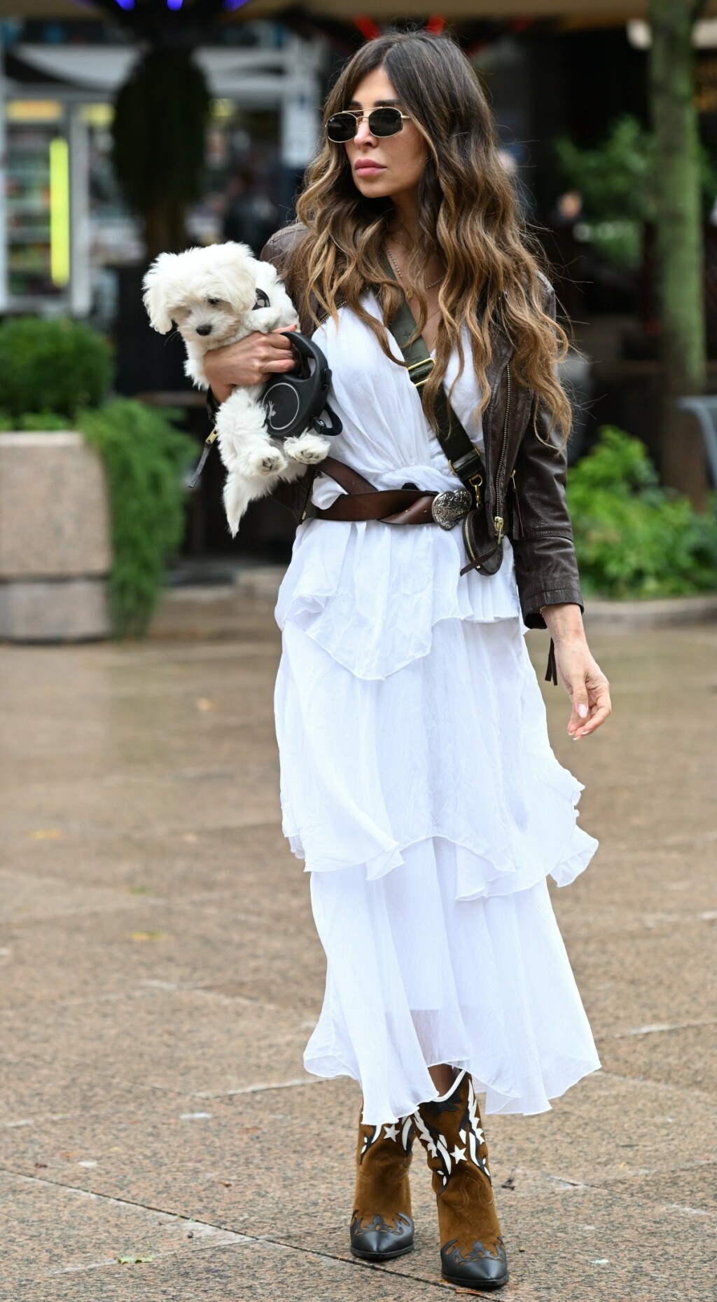 Zagrebačko izdanje u bijeloj haljini i kaubojskim čizmama