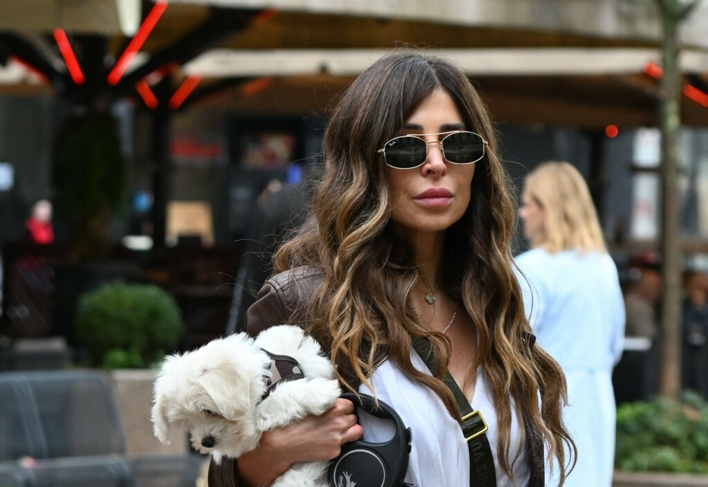 Zagrebačko izdanje u bijeloj haljini i kaubojskim čizmama