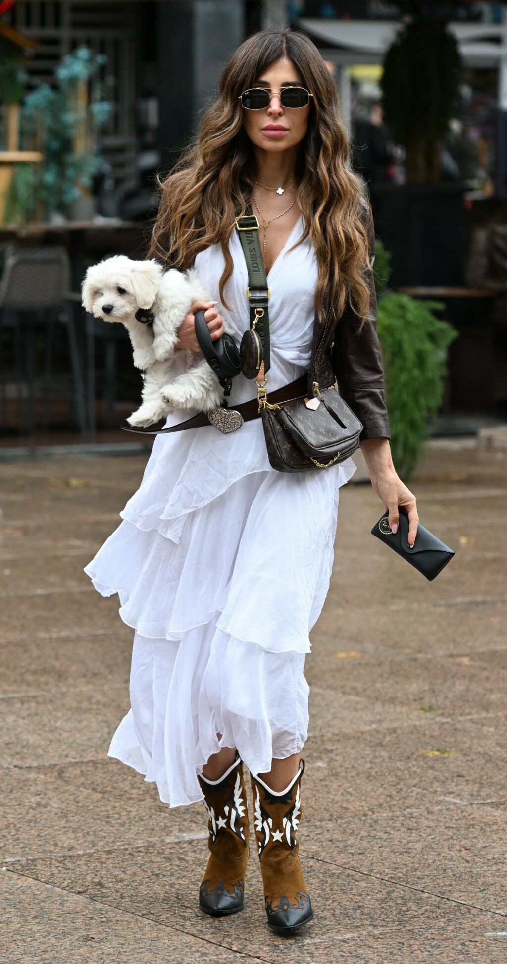 Zagrebačko izdanje u bijeloj haljini i kaubojskim čizmama