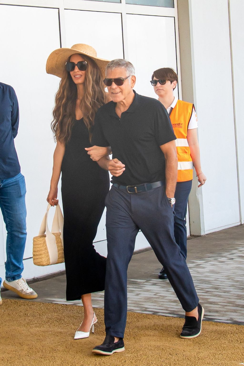 Amal Clooney u crnoj haljini bijelim štiklama